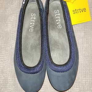 Strive "Hampton" 8M Orthotic Navy Flats